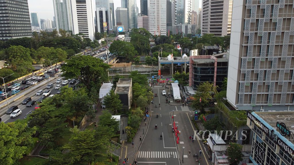 Kawasan Taman Dukuh Atas di Jakarta, Kamis (6/4/2023). 