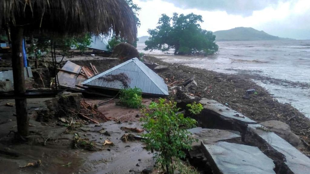 Permukiman rata oleh banjir bandang di Pulau Lembata, Flores Timur, NTT, Senin (5/4/2021). 
