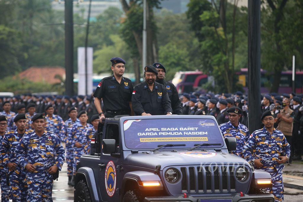 Ketua Umum Partai Nasdem Surya Paloh memimpin apel siaga Baret Garda Pemuda Nasgem di Parkir Timur, Gelora Bung Karno, Jakarta, Rabu (15/6/2022). 
