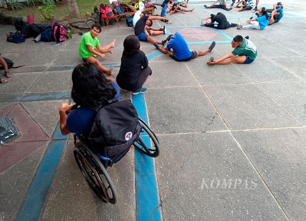 Atlet renang difabel sebelum memulai latihan untuk ajang ASEAN Para Games 2022 di Hotel Sahid, Surakarta, Jawa Tengah, Kamis (9/6/2022).