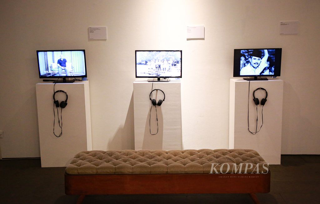 Film-film karya Usmar Ismail dihadirkan dalam ruang pamer dalam pameran bertajuk Boeng Usmar Ismail dalam Sinema Indonesia yang berlangsung di Dia.Lo.Gue Artspace, Kemang, Jakarta Selatan, Jumat (22/4/2022).