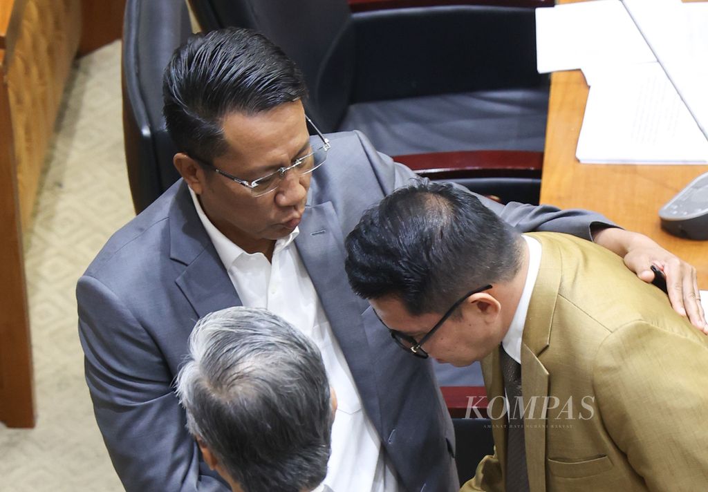 Menteri Hukum dan HAM Supratman Andi Agtas (kiri) berbincang dengan anggota Baleg DPR dari Fraksi PDI Perjuangan, Arteria Dahlan (kanan), dan Wakil Ketua Baleg dari Fraksi PDI Perjuangan M Nurdin (membelakangi lensa) di sela-sela pembahasan RUU Pilkada di Baleg DPR di Kompleks Parlemen, Senayan Jakarta, Rabu (21/8/2024). Pascakeputusan MK tentang UU Pilkada, Baleg DPR melakukan pembahasan kilat RUU Pilkada. Tidak ada satu pun anggota Baleg DPR yang menolak rencana pembahasan kilat revisi UU Pilkada tersebut. 