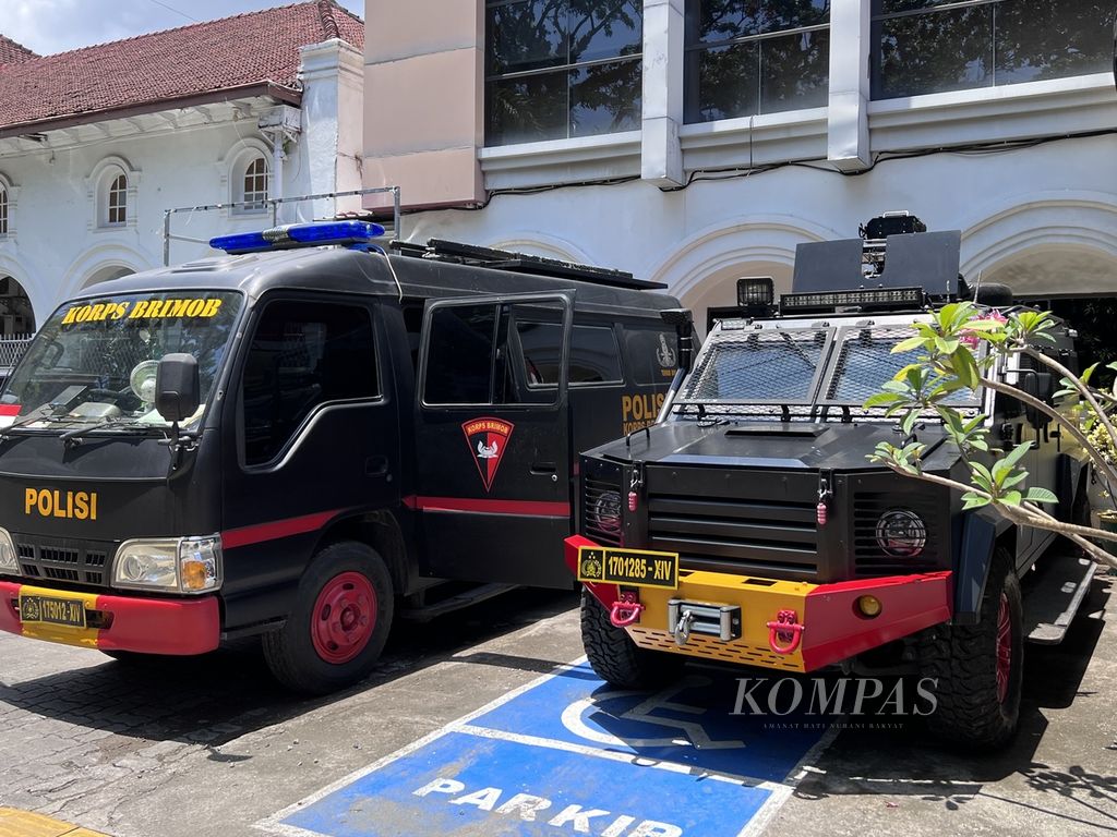 Kendaraan taktis disiagakan di depan Pengadilan Negeri Makassar, Rabu (21/9/2022), saat sidang pelanggaran HAM berat Paniai digelar.