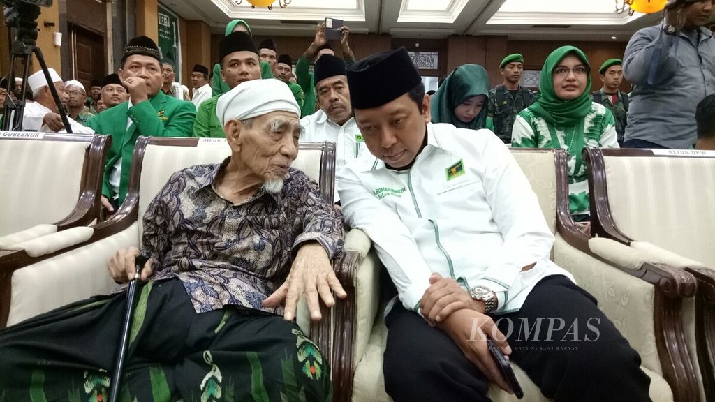 Ketua Umum DPP PPP Romahurmusiy bersama KH Maimoen Zubair pada Rakorwil PPP untuk pemenangan Ganjar-Yasin di Semarang.