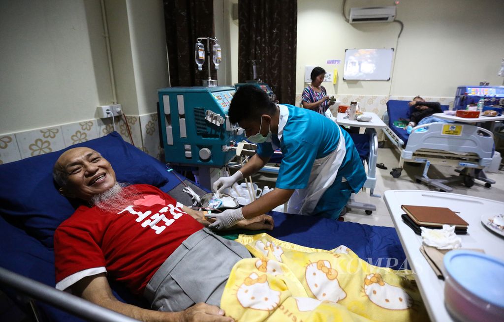Pasien menjalani cuci darah atau hemodialisis di Klinik Hemodialisis Tidore, Cideng, Jakarta Pusat, Senin (13/1/2020). BPJS Kesehatan bersama fasilitas kesehatan mitra kerja mengimplementasikan kemudahan layanan bagi pasien peserta Jaminan Kesehatan Nasional-Kartu Indonesia Sehat (JKN-KIS) yang rutin menjalani cuci darah melalui pemindai sidik jari tanpa perlu membuat surat rujukan kembali. 