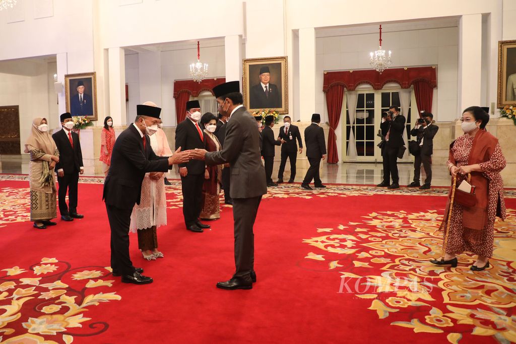 Presiden Joko Widodo didampingi Presiden ke-5 RI Megawati Soekarnoputri memberi ucapan selamat kepada para menteri dan wakil menteri yang baru dilantik di Istana Negara, Jakarta, Rabu (15/6/2022). 