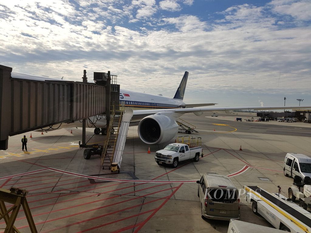 Pesawat Airbus A350-900 <i>ultra long range </i>terbaru milik Singapore Airlines tengah menunggu penumpang di Newark Liberty International Airport, New York, Amerika Serikat, Minggu (14/10/2018). Pesawat bersiap terbang mengangkut para penumpang ke Singapura.