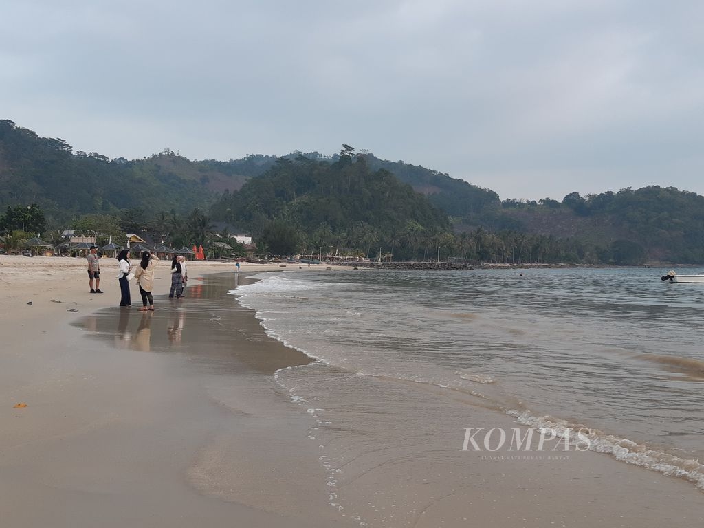 Sejumlah wisatawan menikmati keindahan Pantai Minang Rua yang berada di Desa Wisata Kelawi, Kecamatan Bakauheni, Kabupaten Lampung Selatan, Lampung, Rabu (23/8/2023).