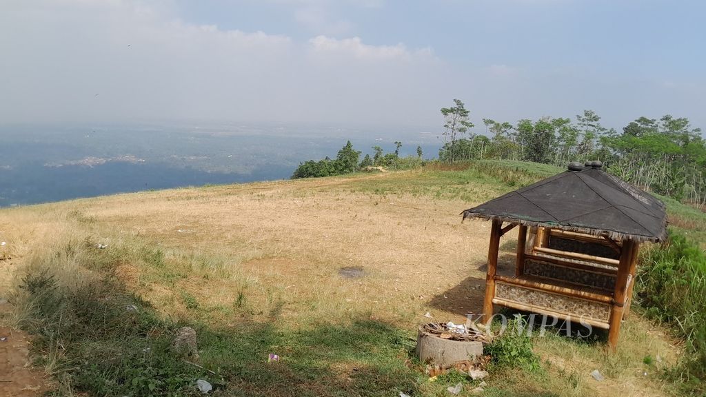 <i>Site take off </i>paralayang di Gunung Tumpuk Desa Sidoluhur, Kecamatan Lawang, Kabupaten Malang, Jawa Timur, yang berada di ketinggian terlihat sepi, Selasa (8/8/2023).
