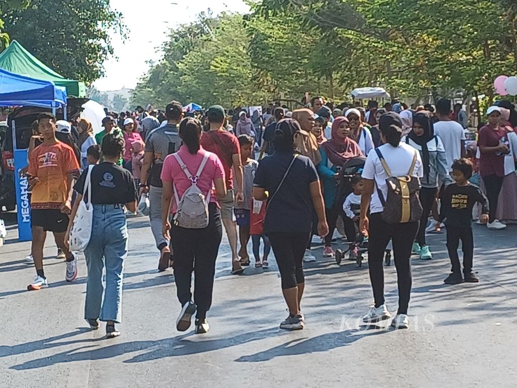 Ratusan warga Kupang, Sabtu (21/10/2023), mengikuti <i>car freee day</i> di depan kantor Gubernur Nusa Tenggara Timur. Sambil olahraga santai, mereka juga sarapan pagi dan belanja.