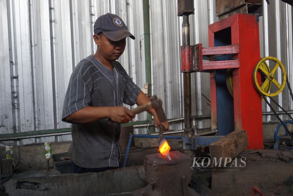 Suasana tempat pembuatan peralatan pertanian dari logam di Desa Pasir Wetan, Karanglewas, Banyumas, Jawa Tengah, Selasa (15/2/2022).