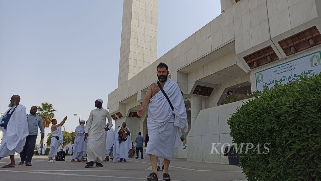 Jemaah haji baru saja menetapkan niat umrah dan memakai kain ihram di Masjid Aisyah di Tan'im di Mekkah, Arab Saudi, Minggu (26/6/2022). Tan'im menjadi salah satu mikat jemaah saat hendak melakukan umrah. Orang yang telah memakai kain ihram dan menghindari semua larangan ihram disebut muhrim.