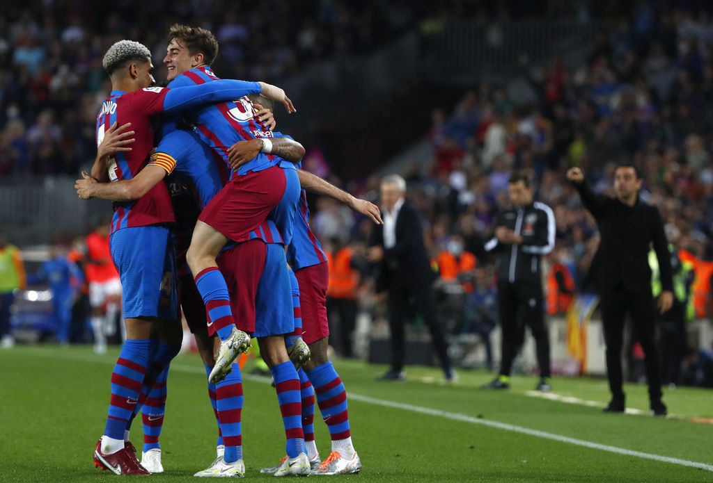 Para pemain Barcelona merayakan gol mereka yang dicetak Memphis Depay ke gawang Real Mallorca pada laga Liga Spanyol di Stadion Camp Nou, Barcelona, Senin (2/5/2022) dini hari WIB. Barca menang, 2-1. 