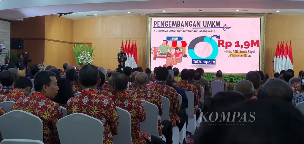 Presiden Joko Widodo menunjukkan alokasi anggaran kerap lebih banyak untuk perjalanan dinas, rapat, dan honor ketimbang untuk kegiatan yang benar-benar konkret untuk masyarakat. Hal ini disampaikan dalam dalam Rapat Koordinasi Pengawasan Internal 2023 di kantor Badan Pengawasan Keuangan dan Pembangunan (BPKP), Jakarta, Rabu (14/6/2023).