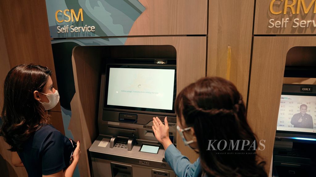 Nasabah mengganti kartu ATM seusai peluncuran aplikasi Financial Super App Livin by Mandiri dan Wholesale Digital Super Platform Kopra by Mandiri dalam rangka menyambut HUT ke-23 Bank Mandiri di cabang digital Jakarta Plaza Mandiri, Jakarta, Sabtu (2/10/2021).