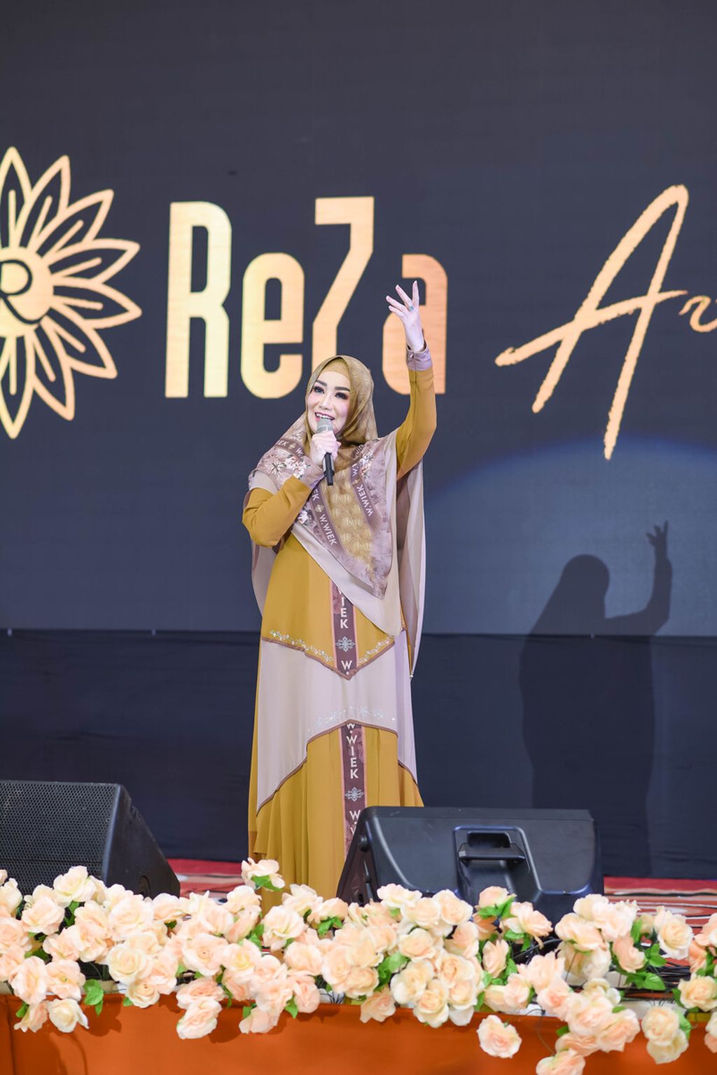 Reza Artamevia menyanyi di Soppeng, Sulawesi Selatan.