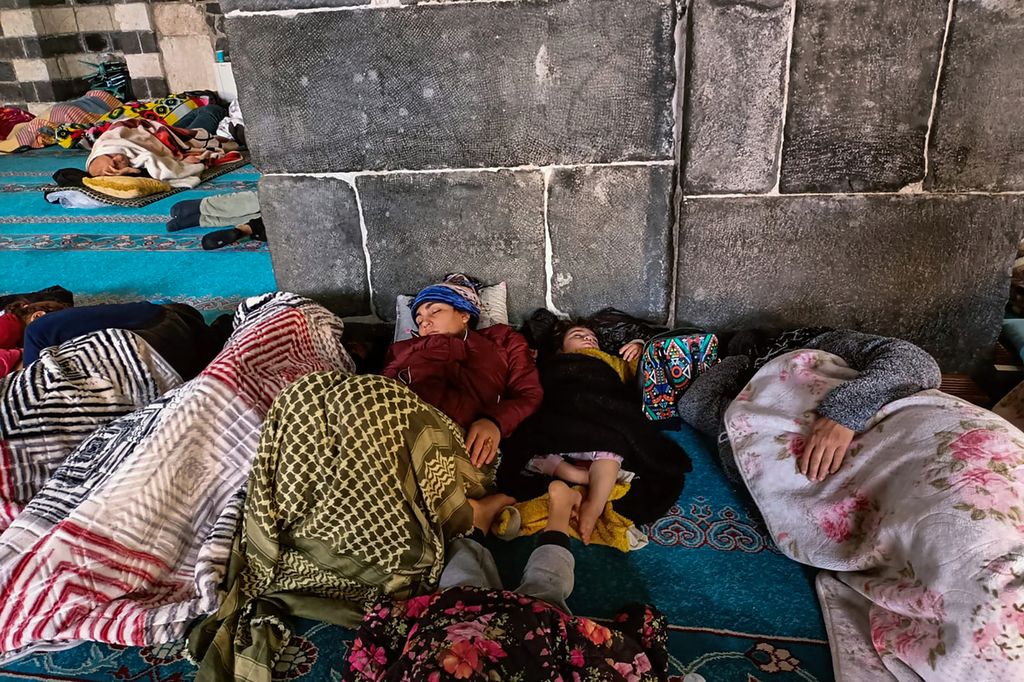 Para korban yang selamat mengungsi di Masjid Agung yang bersejarah, dua hari setelah gempa kuat melanda wilayah tersebut di kota Diyarbakir, Turki, Rabu (8/2/2023). 