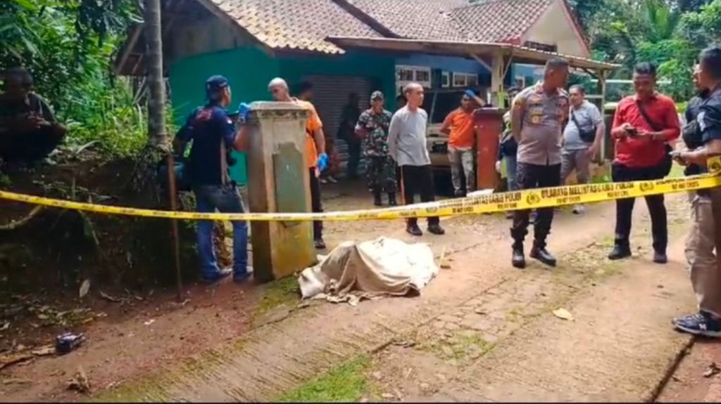 Lokasi pembunuhan dan mutilasi seorang warga bernama Yanti (44) oleh suaminya berinisial TBD di rumahnya, Dusun Sindangjaya, Desa Cisontrol, Kecamatan Rancah, Kabupaten Ciamis, Jumat (3/4/2024). Diduga pelaku mengalami depresi karena faktor ekonomi.