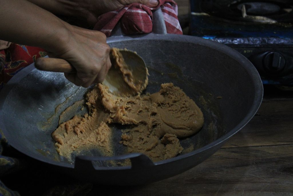 Proses pembuatan gula semut di Desa Jayagiri, Kecamatan Sindangbarang, Kabupaten Cianjur, Jawa Barat, Kamis (25/5/2023). Gula ini berasal dari gula aren yang dihaluskan sehingga bisa digunakan seperti gula pasir, tetapi memiliki kalori yang lebih rendah.