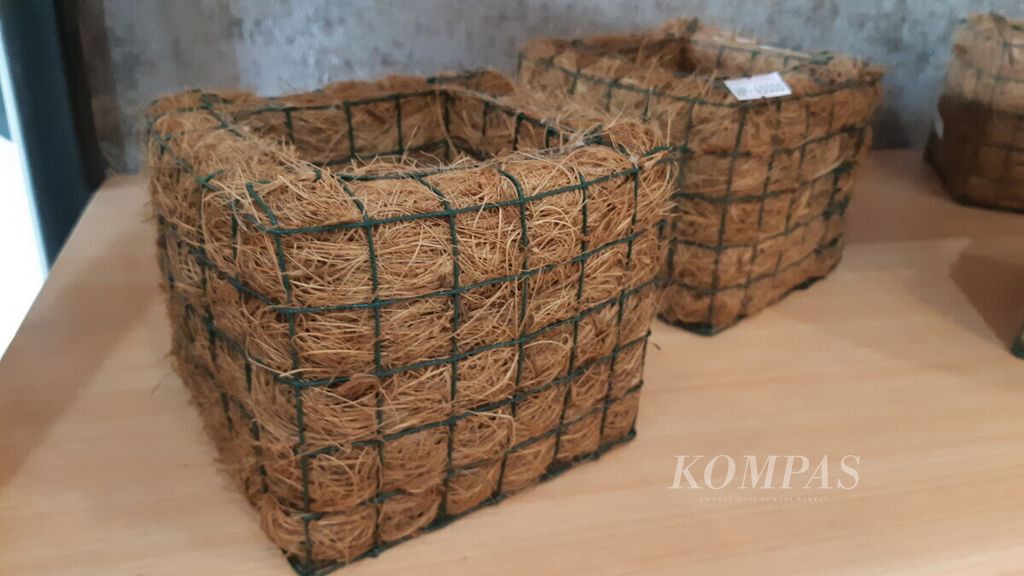 Produk pot bunga dari sabuk kelapa di Galeri Kreatif Kehutanan. Bahan produk ini dari Kabupaten Keerom.