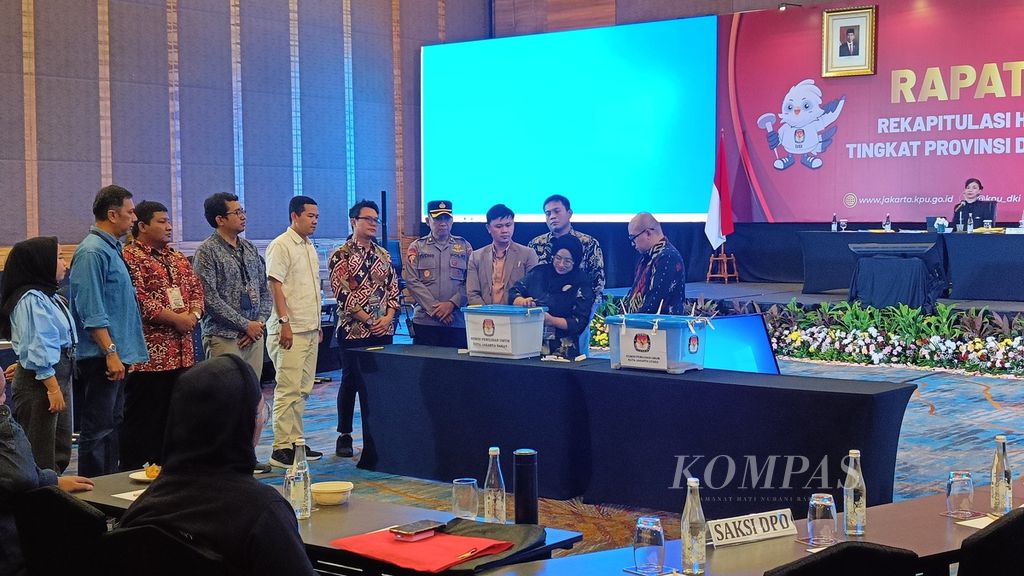 Petugas Komisi Pemilihan Umum (KPU) membuka kotak suara dari Jakarta Barat untuk dibahas dalam rapat pleno terbuka rekapitulasi hasil penghitungan suara Pemilu 2024 di Hotel Pullman Central Park, Jakarta, Jumat (8/3/2024).