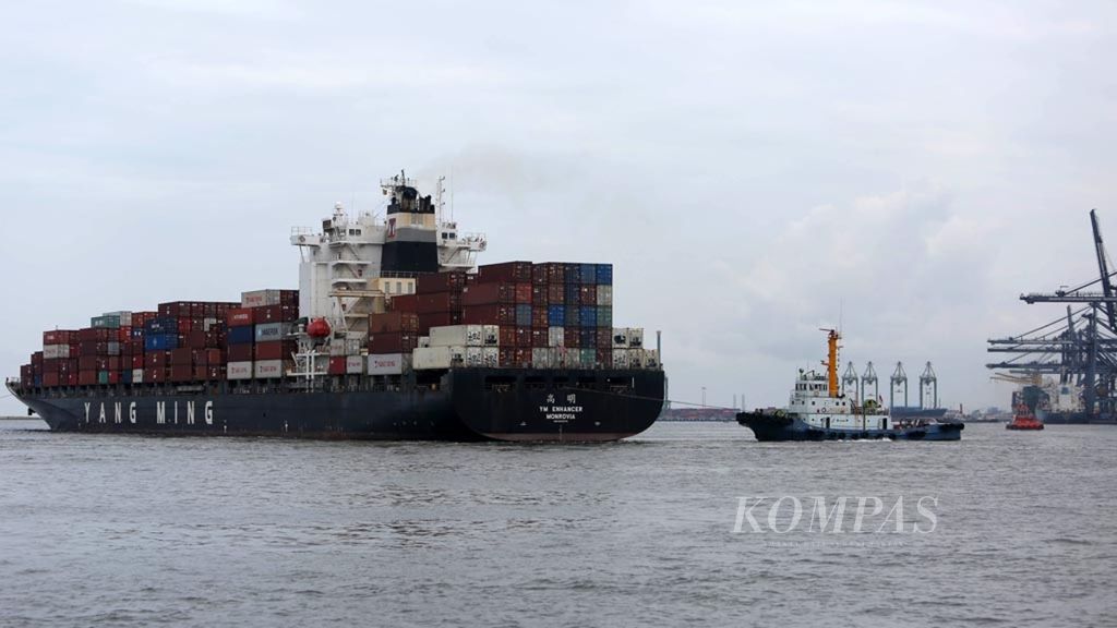 Ilustrasi. Kapal kontainer dipandu oleh kapal pemandu saat akan bersandar di dermaga Pelabuhan Tanjung Priok, Jakarta, untuk bongkar muatan peti kemas, Senin (14/1/2019). 