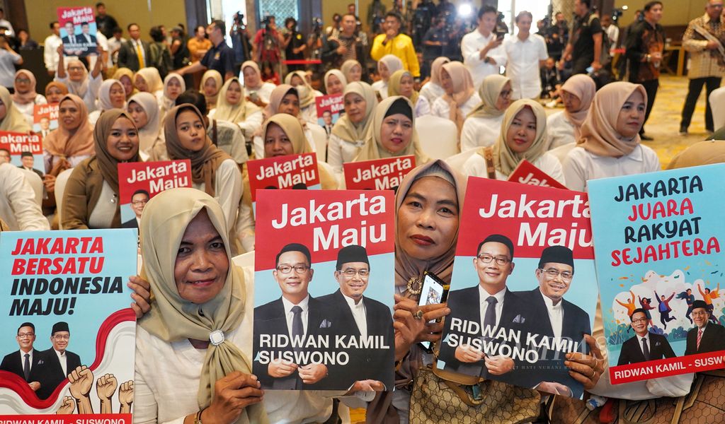 Para hadirin membawa poster dukungan pasangan bakal calon gubernur dan wakil gubernur DKI Jakarta, Ridwan Kamil-Suswono, dalam Deklarasi Pasangan Bacalon Ridwan Kamil-Suswono untuk Pilkada DKI Jakarta 2024 di Hotel Sultan, Jakarta, Senin (19/8/2024).