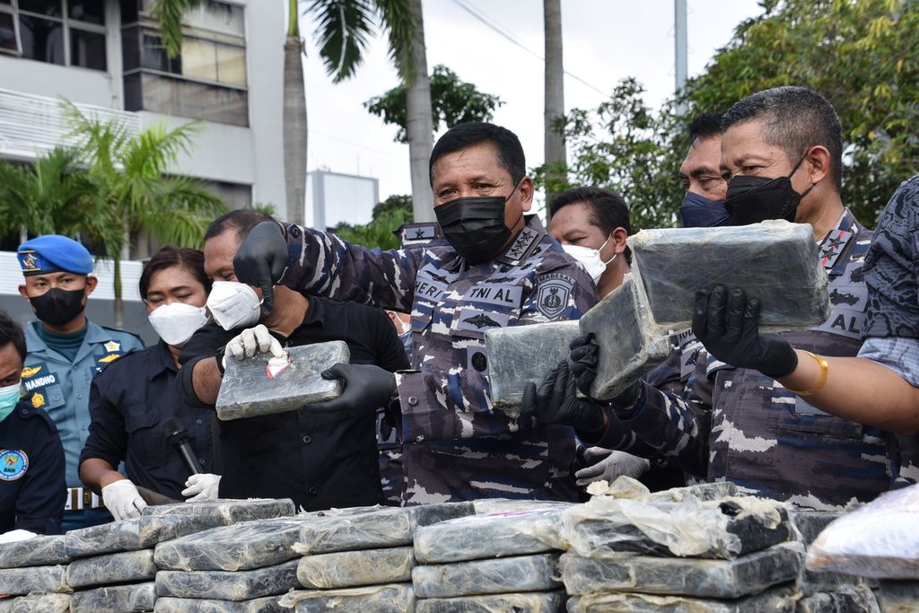 Wakasal Laksdya TNI Ahmadi Heri Purwono (tengah) menunjukkan bagian dari 179 kilogram kokain yang penyelundupannya digagalkan TNI AL, Senin (9/5/2022)