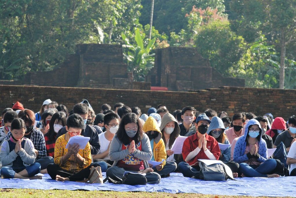 Umat Buddha dalam Perayaan Waisak 2022 di Candi Kedaton Muaro Jambi, Minggu (22/5/2022). Perayaan di candi sempat ditiadakan selama masa pandemi Covid-19.