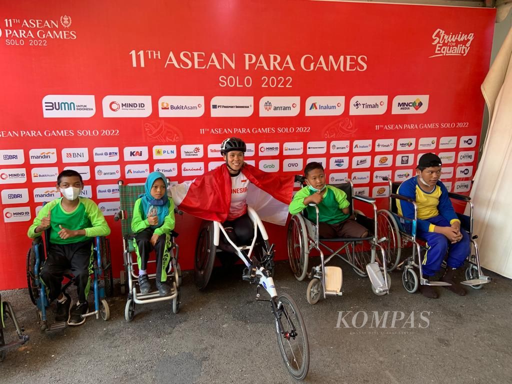 Maria Goreti Samiyati, peraih medali emas ASEAN Para Games 2022, berfoto bersama anak-anak berkebutuhan khusus dari salah satu sekolah luar biasa (SLB) di Kabupaten Sragen, Jawa Tengah, Kamis (4/8/2022). Anak-anak tersebut datang untuk menyaksikan perjuangan atlet-atlet disabilitas Indonesia. 