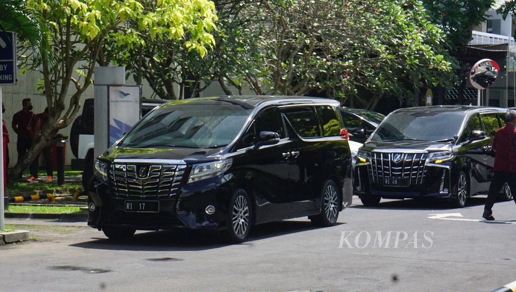 Mobil-mobil para menteri yang mendampingi Presiden Jokowi dalam kunjungannya ke Hotel Royal Ambarrukmo Yogyakarta di Kabupaten Sleman, Daerah Istimewa Yogyakarta, Minggu (16/10/2022).
