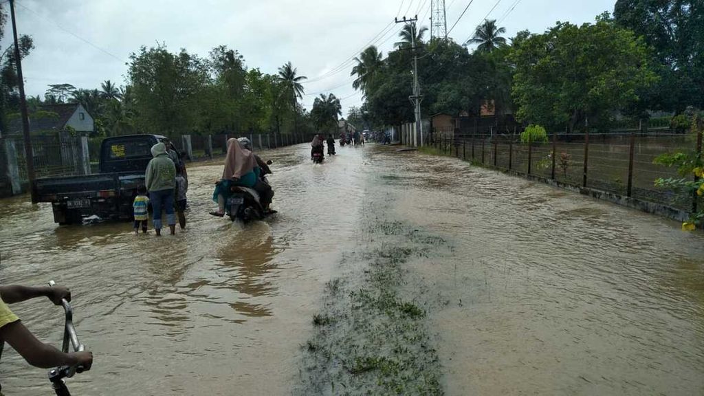 Permukiman warga di Kabupaten Aceh Timur, Provinsi Aceh, Senin (19/12/2022), tergenang banjir.