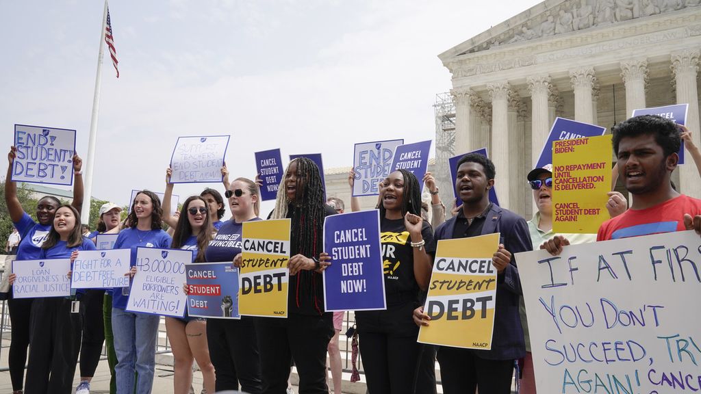 Pengunjuk rasa menuntut utang biaya pendidikan dihapus dalam demonstrasi di dekat gedung Mahkamah Agung Amerika Serikat, di Washington, Juni 2023. 