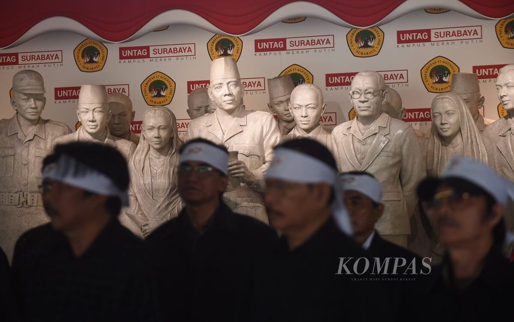 Peserta pernyataan sikap Seruan Kebangsaan Kampus Merah Putih berdiri di depan patung proklamator di Universitas 17 Agustus 1945 (Untag), Surabaya, Jawa Timur, Senin (5/2/2024). Salah satu seruan dalam pernyataan sikap di Untag adalah menolak politik dinasti dan intimidasi. 