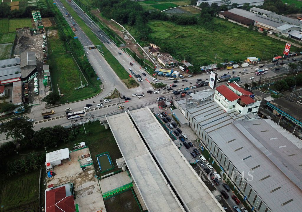 Antrean kendaraan yang akan keluar dari jalur tol fungsional saat melintasi Simpang Empat Ngasem Colomoadu, Kabupaten Boyolali, Jawa Tengah, Sabtu (29/4/2023). 