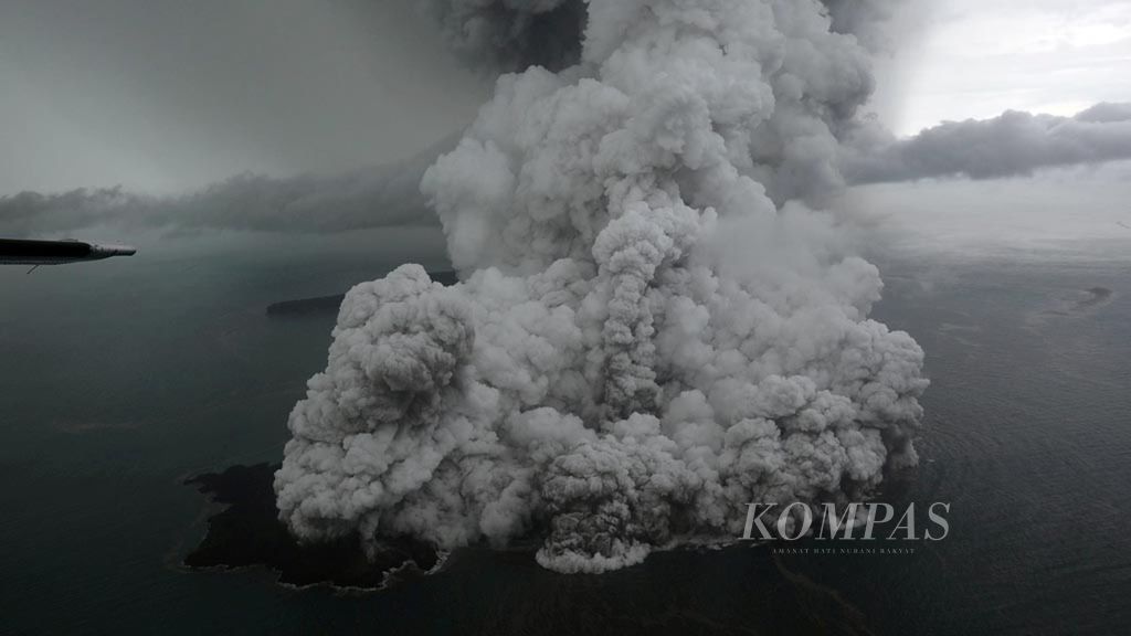 Pantauan udara aktivitas erupsi Gunung Anak Krakatau di Selat Sunda yang diambil dari pesawat Cessna 208B Grand Caravan milik maskapai Susi Air, Minggu (23/12/2018). Rangkaian erupsi sehari sebelumnya diduga menyebabkan longsor bawah laut yang memicu tsunami.