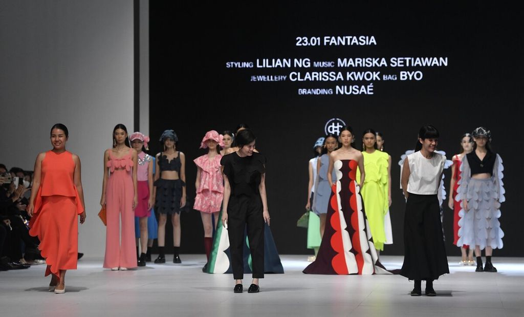 Model membawakan busana karya Peggy Hartanto pada segmen Dewi Fashion Knight 'Fashion Mutation' dalam Jakarta Fashion Week (JFW) 2023 di City Hall Pondok Indah Mall 3, Jakarta, Sabtu (29/10/2022). 
