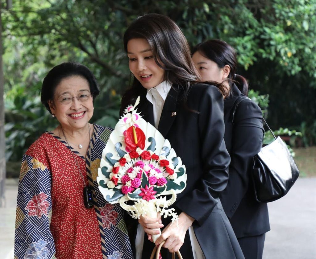 Presiden ke-5 RI Megawati Soekarnoputri menyambut kedatangan Ibu Negara Korea Selatan (Korsel) Kim Keon Hee di Istana Batu Tulis, Bogor, Kamis (7/9/2023). Ibu Negara Korsel Kim Keon Hee hadir di Jakarta mendampingi sang suami, Presiden Yoon Suk Yeol yang mengikuti rangkaian agenda Konferensi Tingkat Tinggi (KTT) ASEAN. 
