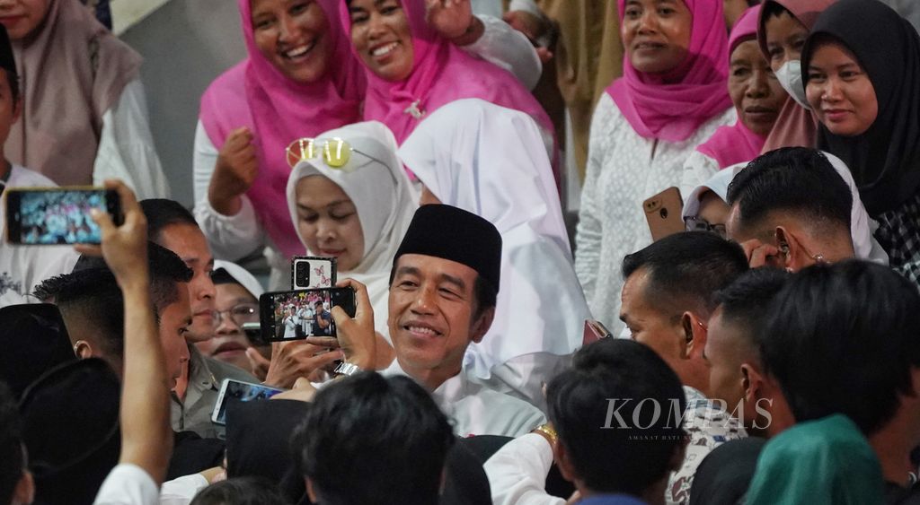 Presiden Joko Widodo menyempatkan berswafoto dengan hadirin menjelang dimulainya acara Penutupan Rapimnas Solidaritas Ulama Muda Jokowi (Samawi) di Istora Gelora Bung Karno, Jakarta, Sabtu (7/5/2023). 