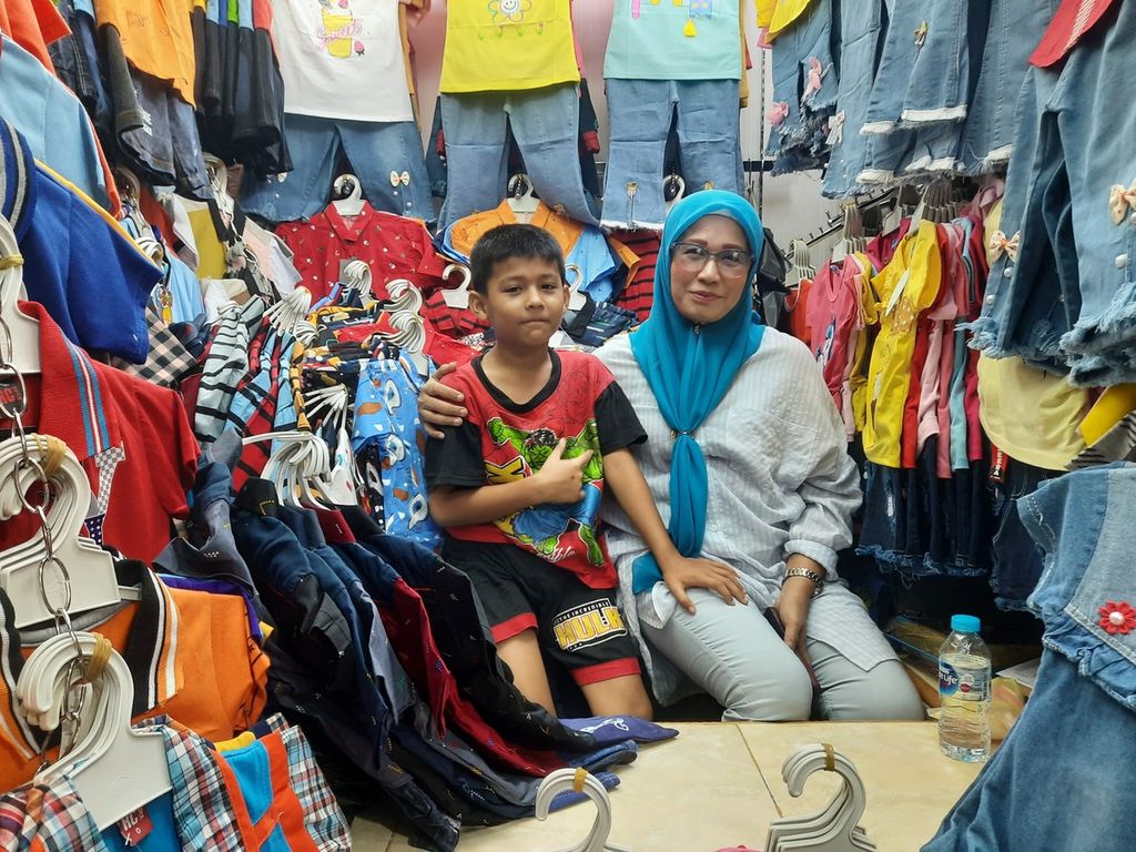 Pedagang pakaian anak, Nilawati, mengatakan, penjualan tahun lalu justru lebih baik dibandingkan tahun ini yang belum mencapai target di Pasar Cipulir, Jakarta Selatan, Selasa (18/4/2023).