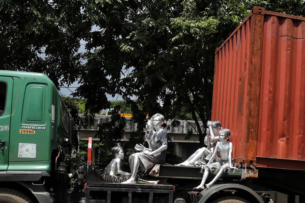 Sekumpulan manusia silver menumpang truk tronton untuk berpindah lokasi mengamen di kawasan Ancol, Jakarta Utara, Sabtu (16/1/2021). Pandemi Covid-19 yang belum juga berakhir menyebabkan jumlah pengangguran meningkat. Warga miskin memutar otak untuk dapat bertahan hidup, termasuk mengamen dengan menjadi manusia silver.