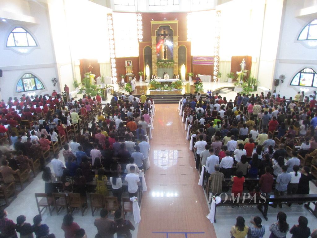 Misa malam Paskah atau Sabtu Halleluya di Gereja Santo Yoseph Pekerja Penfui Kupang, Sabtu (16/4/2022). 
