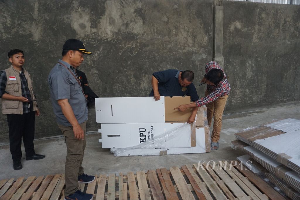 Petugas mengecek kondisi kotak suara yang baru tiba di Gudang Logistik KPU Banyumas. KPU Kabupaten Banyumas menerima 3.525 kotak suara yang disimpan di Gudang Logistik Karangnanas, Kecamatan Sokaraja, Kabupaten Banyumas, Jawa Tengah, Sabtu (2/12/2023).