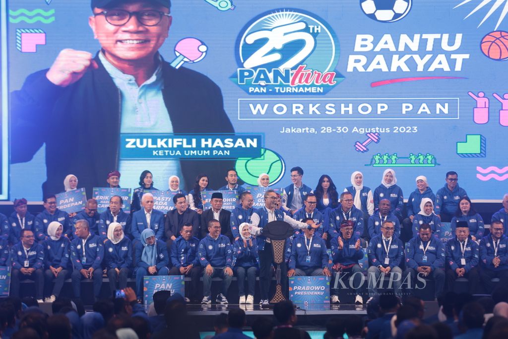 Ketua Umum Partai Amanat Nasional (PAN) Zulkifli Hasan memberi sambutan saat perayaan Hari Ulang Tahun ke-25 PAN di Jakarta, Senin (28/8/2023). 