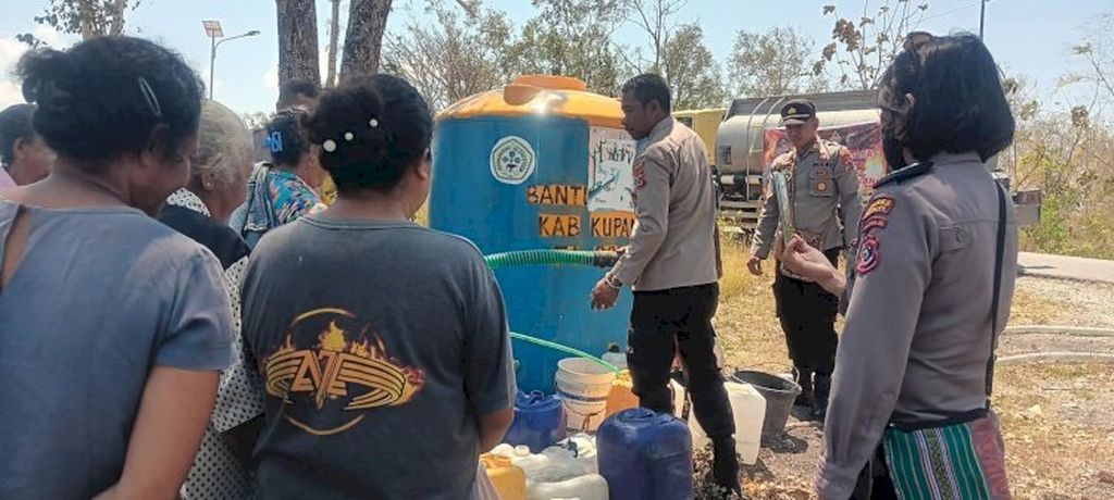 Kepolisian Resor Kupang mendistribusikan air bersih kepada warga di Kecamatan Sulamu, Kabupaten Kupang, Nusa Tenggara Timur, Rabu (13/9/2023).  