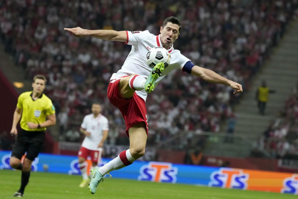 Striker Polandia Robert Lewandowski mengontrol bola pada laga kualifikasi Grup I Piala Dunia Qatar 2022 zona Eropa antara Polandia dan Inggris di Stadion Narodowy, Warsawa, 8 September 2021. 