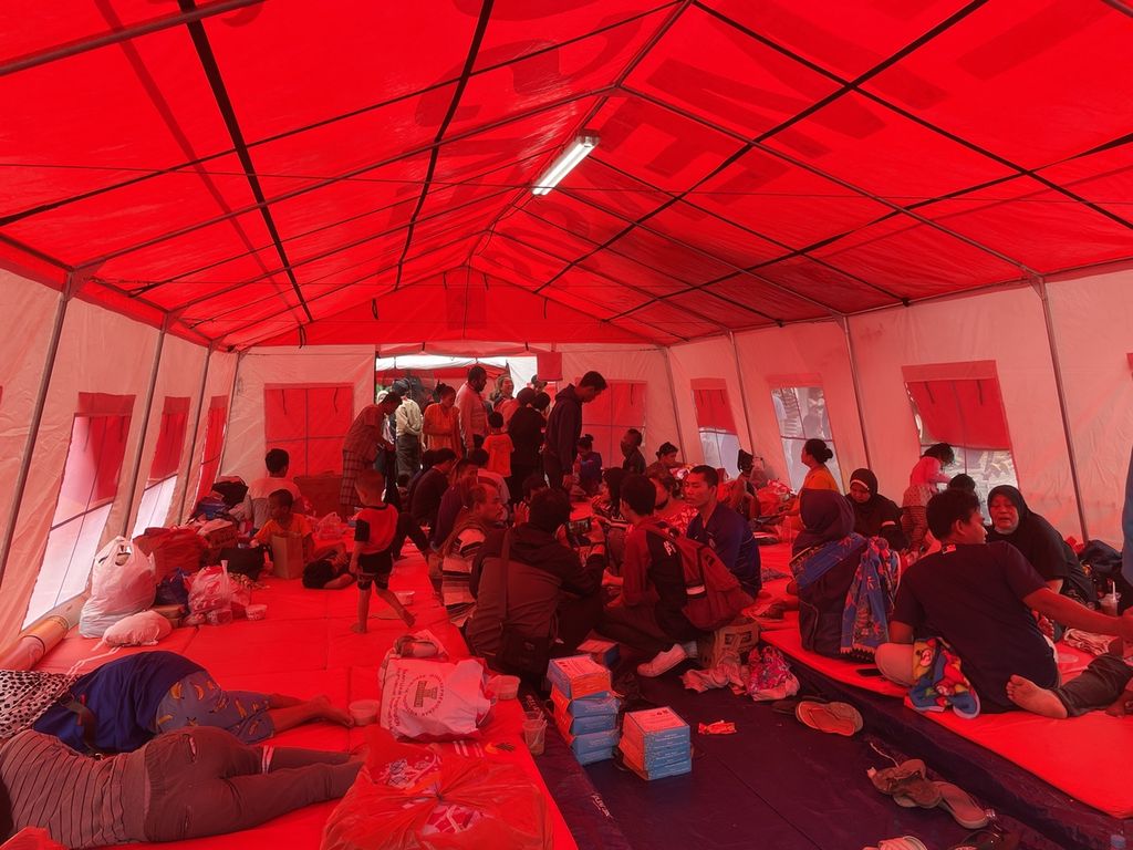 Suasana tenda pengungsian di RPTRA Rasela, Koja, Jakarta Utara, pada Minggu (5/3/2023). 