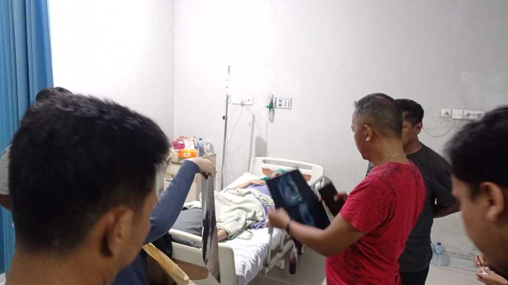 Petugas memantau kondisi IA (20), korban penembakan oleh Brigadir RA, di RS Bahteramas, Kendari, Sulawesi Tenggara, Kamis (1/2/2024). Pelaku menembak korban dalam kondisi mabuk setelah pesta minuman keras. 