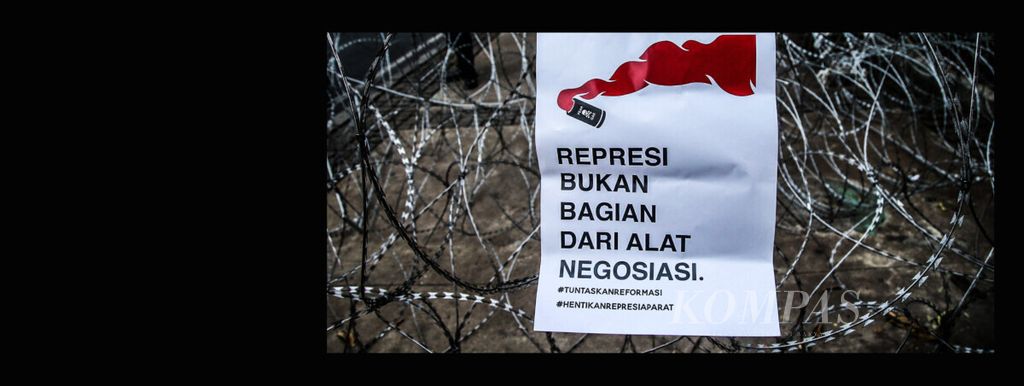 Kawat berduri dipasang di Jalan Medan Merdeka Barat, Jakarta, saat ribuan buruh dan mahasiswa berunjuk rasa memperingati Hari Sumpah Pemuda, Senin (28/10/2019). Mereka menuntut revisi UU KPK dan menolak RUU KUHP. Demonstrasi berjalan tertib.