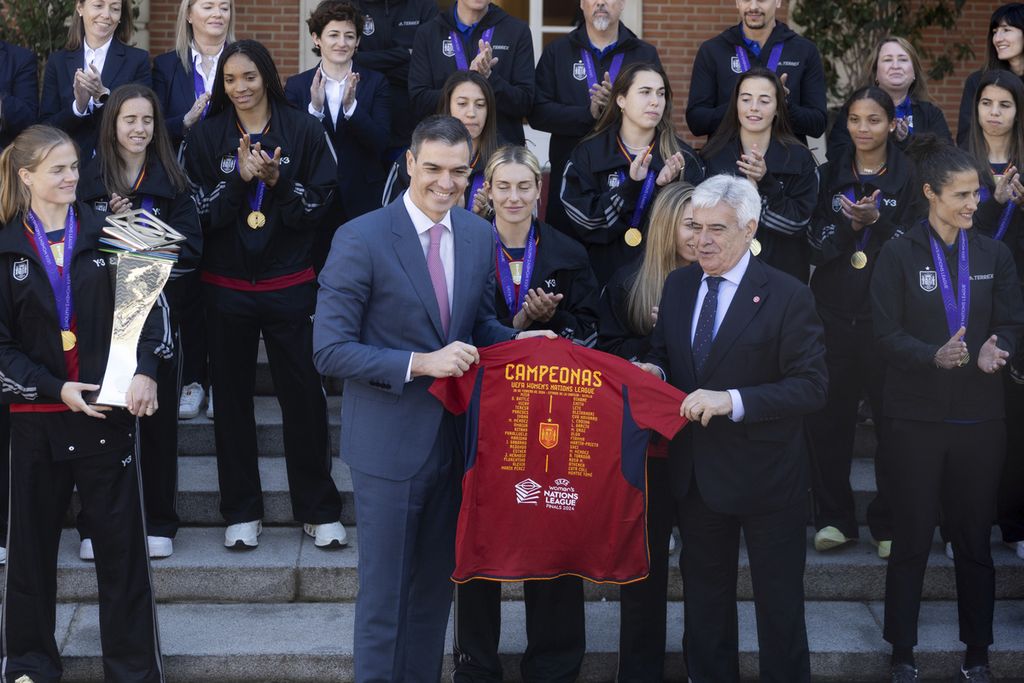Perdana Menteri Spanyol Pedro Sanchez (kiri) dan Presiden Federasi Sepak Bola Spanyol Pedro Rocha berpose sambil memegang jersei timnas putri Spanyol di Istana Moncloa, Madrid, Spanyol, Kamis (29/2/2024). Spanyol menjadi juara setelah mengalahkan Perancis, 2-0.